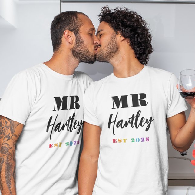 Rainbow Numbers - Nachname Jahr festgelegt T-Shirt (Von Creator hochgeladen)