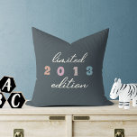 Rainbow Pastell niedlich Kid Birth Year Limited Ed Kissen<br><div class="desc">Wir stellen Ihnen unsere bezaubernden Niedlichen Kids Birth Year Limited Edition Rainbow Pastel Throw Kissen vor! Dieses moderne und unterhaltsame Kissen ist die perfekte Ergänzung zu jedem Kinderzimmer oder Spielplatz, da es ein farbenfroh gestaltetes Regenbogen in Pastelltönen bietet, das jeden Raum erhellt. Aber was dieses Kissen wirklich besonders macht, ist...</div>