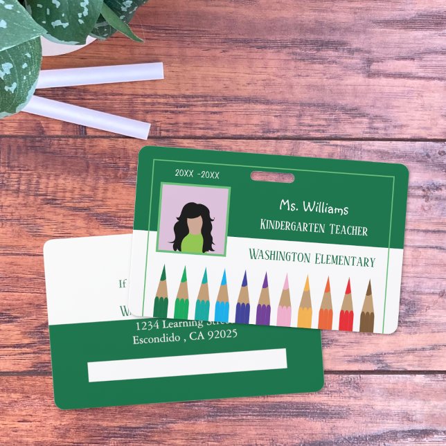 Rainbow Pencies Kindergarten Lehrer Grünes Abzeich Ausweis (Colored pencils teacher green and white horizontal photo ID badge .)
