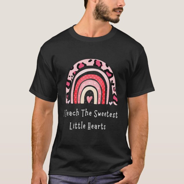 Rainbow pink I Teach The Sweetest Hearts Teacher V T-Shirt (Vorderseite)