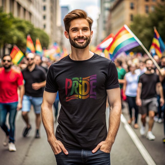 Rainbow Pride typographic - Bold LGBTQ+-Anweisung T-Shirt (Von Creator hochgeladen)