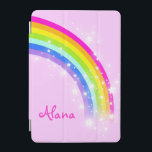 Rainbow-rosa Mädchen mit der Bezeichnung "ipad cov iPad Mini Hülle<br><div class="desc">Ideal,  um Ihre Kinder Mädchen Ipad Bildschirm zu schützen. Fügen Sie Ihren Namen zu diesem IPAD-Fall hinzu. Derzeit liest Alana. Dieses originale Regenbogengraphikgehäuse wurde von Sarah Trett entworfen.</div>