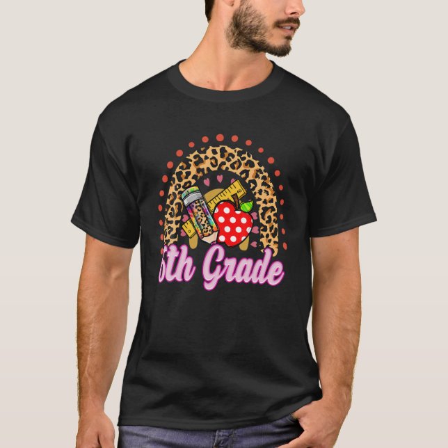 Rainbow Sixth Grade 6th Gefärbte Krawatte Leopard  T-Shirt (Vorderseite)