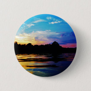 Rainbow-Sonnenuntergang auf dem Bergsee Button