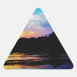 Rainbow-Sonnenuntergang auf dem Bergsee Dreieckiger Aufkleber
