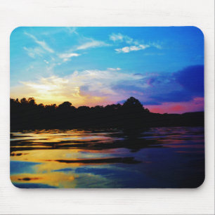 Rainbow-Sonnenuntergang auf dem Bergsee Mousepad