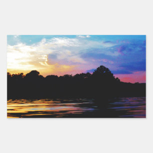 Rainbow-Sonnenuntergang auf dem Bergsee Rechteckiger Aufkleber