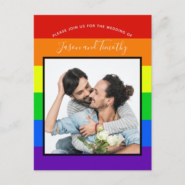 Rainbow Striped Couple Foto Einladung Hochzeit Postkarte (Vorderseite)
