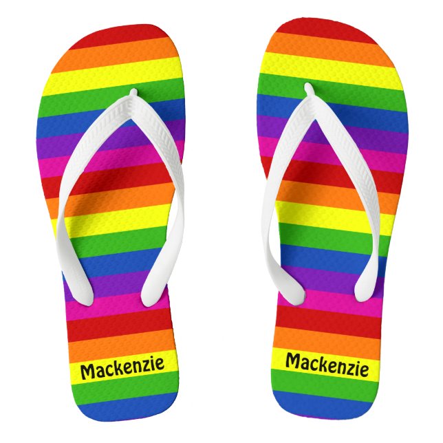Rainbow Stripter Monogramm Niedlicher Gay Pride Flip Flops (Fußbett)