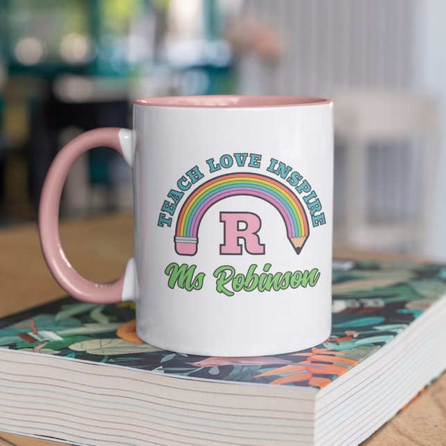 Rainbow Teach-Liebe Inspiriert Monogramm Tasse (Von Creator hochgeladen)
