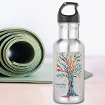 Rainbow Tree Yoga Instructor Edelstahlflasche<br><div class="desc">Diese dekorative Wasserflasche zeichnet sich durch den Druck eines Regenbogenbaums auf einem hellgrauen Hintergrund aus. Ich habe das originale Mosaik-Design mit vielen winzigen Fragmenten aus bunten Glas gemacht. Fügen Sie Ihren Namen,  Beruf,  um diese Flasche zu personalisieren. Original Mosaic Design © Michele Davies</div>