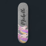 Rainbow Unicorns Girly Silver Glitzer Personalisie Skateboard<br><div class="desc">Rainbow Unicorns Girly Silver Glitzer Personalisiert Skateboard macht eine tolle Geschenkidee für ein Mädchen, das Einhorn und Skateboard Lieben. Die Tafel ist mit coolen silbernen Imitat Glitzer ombre Hintergrund und ein kleines Einhorn und ein größeres Einhorn. Sie haben hübsche Regenbogenhaare und Blume auf ihren Köpfen. Personalisiert mit dem Namen in...</div>