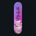 Rainbow Unicorns Lila Rosa Glitzer Personalisiert Skateboard<br><div class="desc">Rainbow Unicorns Lila Pink Glitzer Personalisiert Skateboard macht eine tolle Geschenkidee für ein Mädchen, das Einhorn und Skateboard Lieben. Das Brett ist mit coolen lila und rosa Imitate Glitzer Ober Hintergrund und ein kleines Einhorn und ein größeres Einhorn. Sie haben hübsche Regenbogenhaare und Blume auf ihren Köpfen. Personalisiert mit dem...</div>