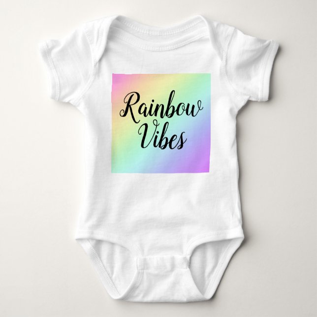 Rainbow Vibes Baby Strampler (Vorderseite)