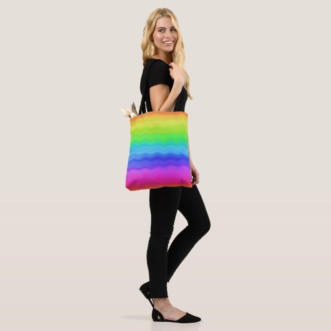 Rainbow Wavy Wave Gradual Pastel Farbe Tasche (Am Model)