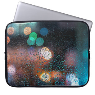 Raindrops am Fenster, Blick in die Nachtstadt durc Laptopschutzhülle