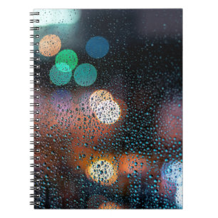 Raindrops am Fenster, Blick in die Nachtstadt durc Notizblock