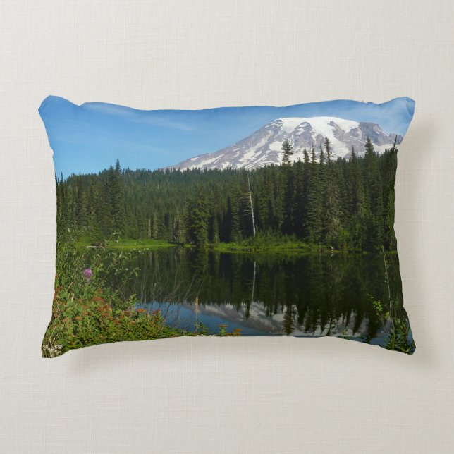 Rainier Lake Reflektion mit Wildblumen Dekokissen (Vorderseite)