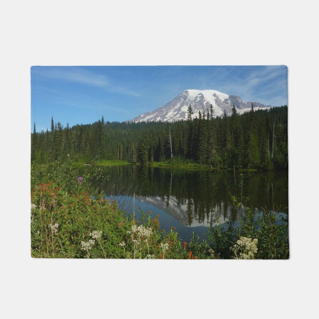 Rainier Lake Reflektion mit Wildblumen Fußmatte (Vorderseite)