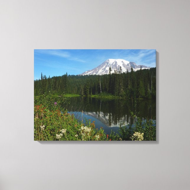 Rainier Lake Reflektion mit Wildblumen Leinwanddruck (Vorderseite)