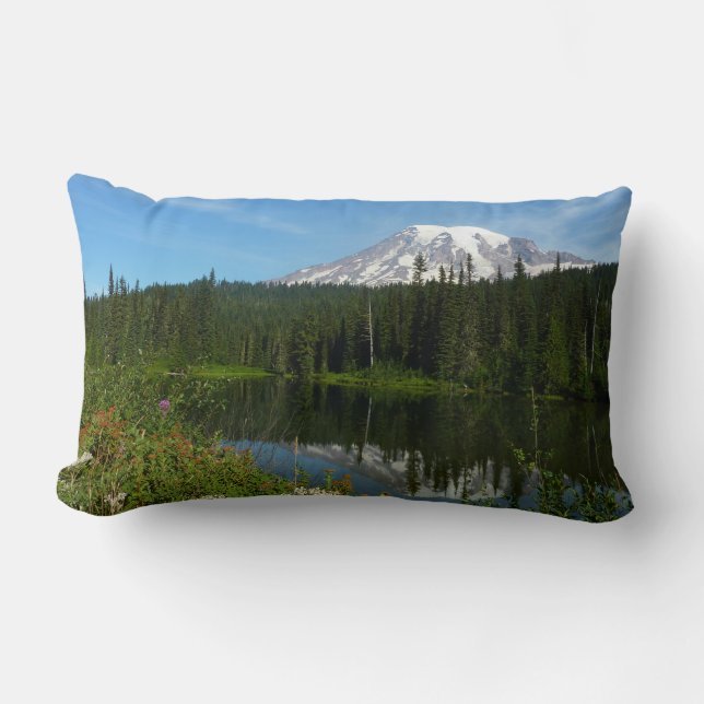 Rainier Lake Reflektion mit Wildblumen Lendenkissen (Vorderseite)