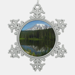 Rainier Lake Reflektion mit Wildblumen Schneeflocken Zinn-Ornament