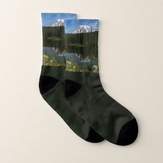Rainier Lake Reflektion mit Wildblumen Socken (Paar)