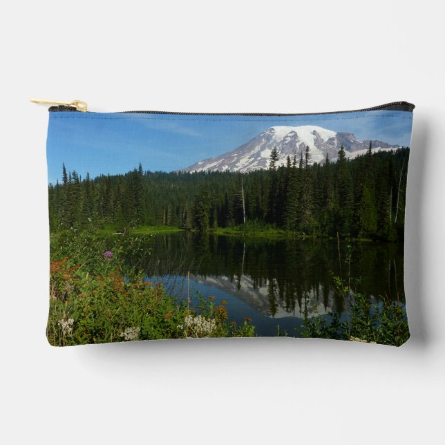 Rainier Lake Reflektion mit Wildblumen Zubehörtasche (Vorderseite)