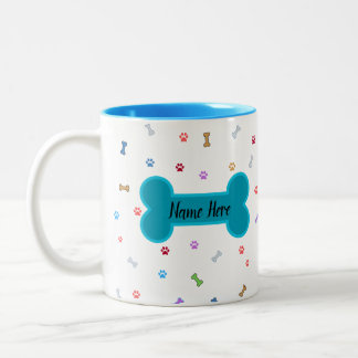 Raining Dog Paws & Bones - Anpassbarer Name Zweifarbige Tasse