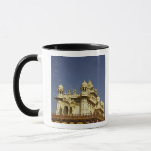Rajasthan, Indien Eine Frau an einem alten Tasse