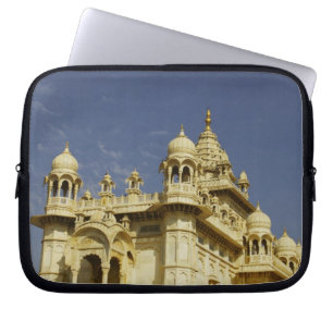Rajasthan, Indien Eine Frau steht an einem alten Laptopschutzhülle
