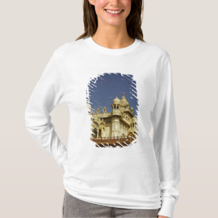 Rajasthan, Indien Eine stehende und zufällige Fra T-Shirt