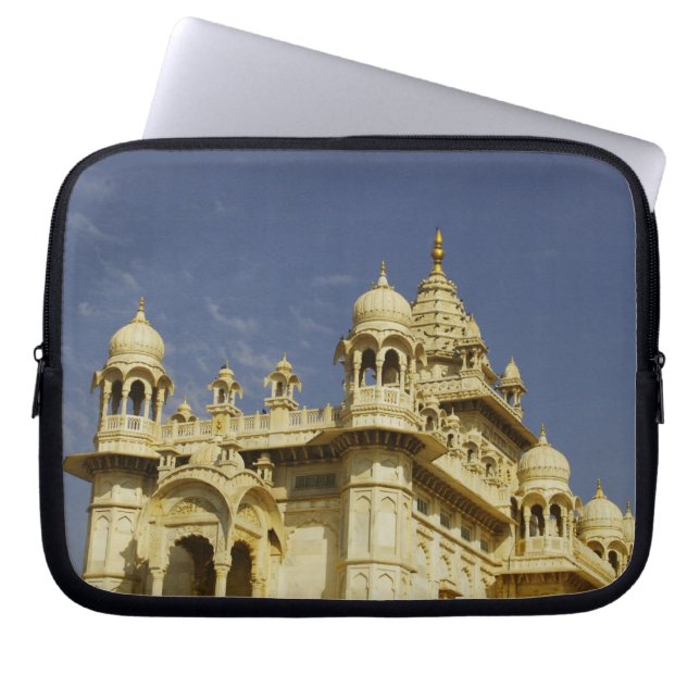 Rajasthan, Indien Eine stehende und zufällige Frau Laptopschutzhülle (Vorderseite)