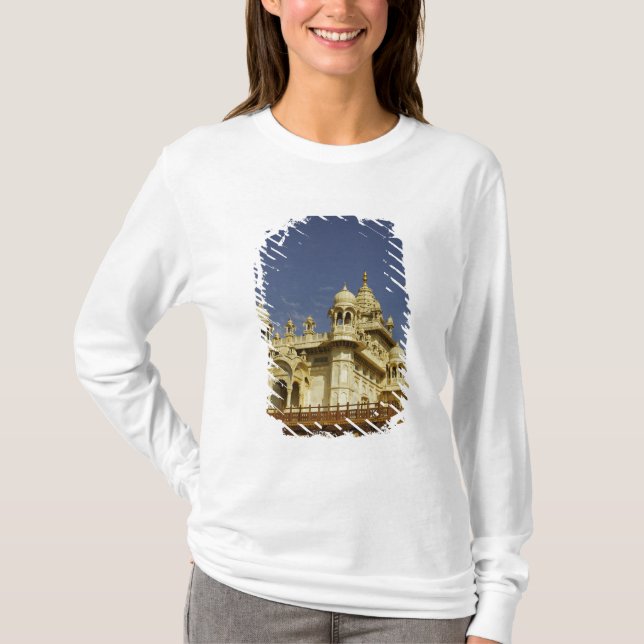 Rajasthan, Indien Eine stehende und zufällige Frau T-Shirt (Vorderseite)
