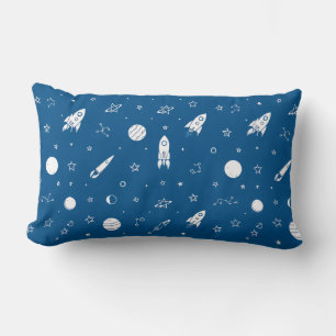 Raketen und Raumelemente in einem blauen Hintergru Lendenkissen
