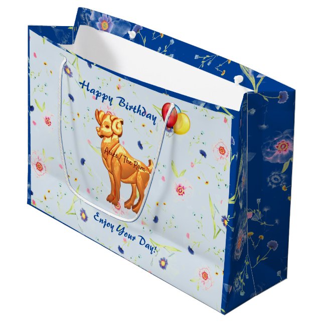 Ram Birthday Große Geschenktüte (Vorderseite Schrägansicht)