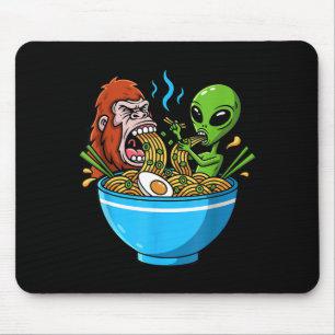 Ramen-Angriff lustiger Bigfoot und Alien schlürfen Mousepad