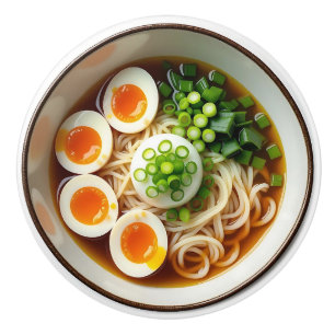 Ramen-Nudelsuppe mit Eiern Keramikknauf