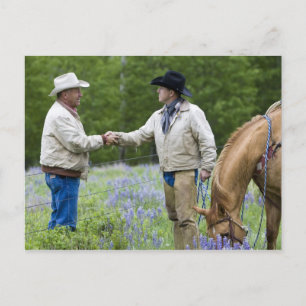 Rancher, die sich über den Zaun hinweg die Hände s Postkarte