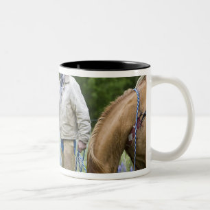Rancher, die sich über den Zaun hinweg die Hände s Zweifarbige Tasse