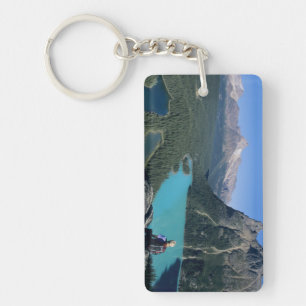 Randonneur surplombant le lac de couleur turquoise