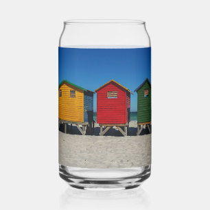 Rangée de cases de plage aux couleurs vives