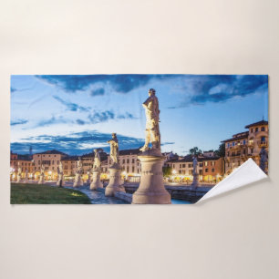 Rangée de statues illuminées à Padova