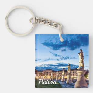 Rangée de statues illuminées à Padova