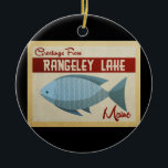Rangeley Lake Maine Fish Vintage Travel Keramik Ornament<br><div class="desc">Das Vintage Reisedesign von Rangeley Lake Maine besticht durch einen lustigen blauen Fisch mit roten Akzenten und ein Retro-Ambiente aus den 60er Jahren.</div>