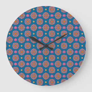 Rangoli-Blume und Polka-Punkte auf der blauen Wall Große Wanduhr