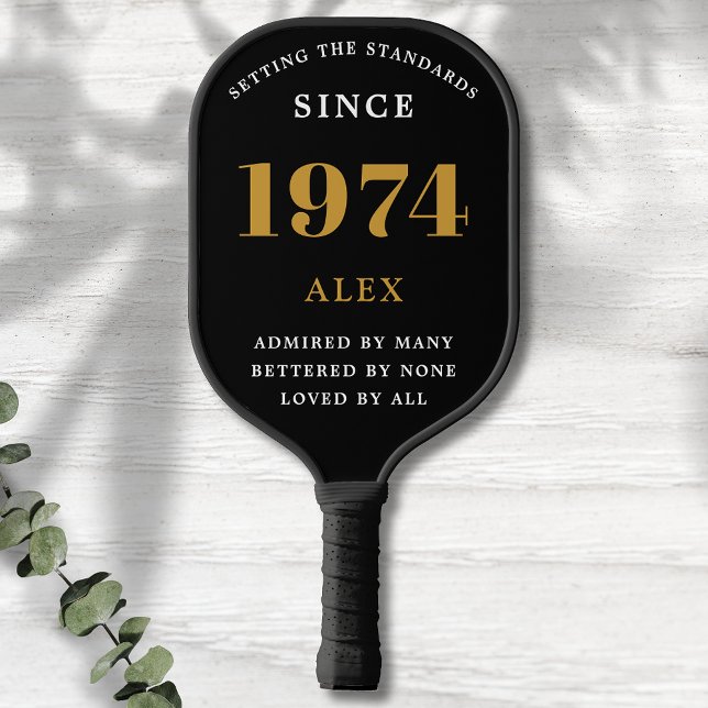 Raquette De Pickleball 50e anniversaire Nom 1974 Black Gold Elegant Chic (Chic '1974' 50th Birthday Black and Gold Personalized Pickleball Paddle - Elegant Design for Sports.)