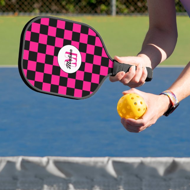 Raquette De Pickleball à damiers carré chaud rose noir rétro Monogramme (Insitu)