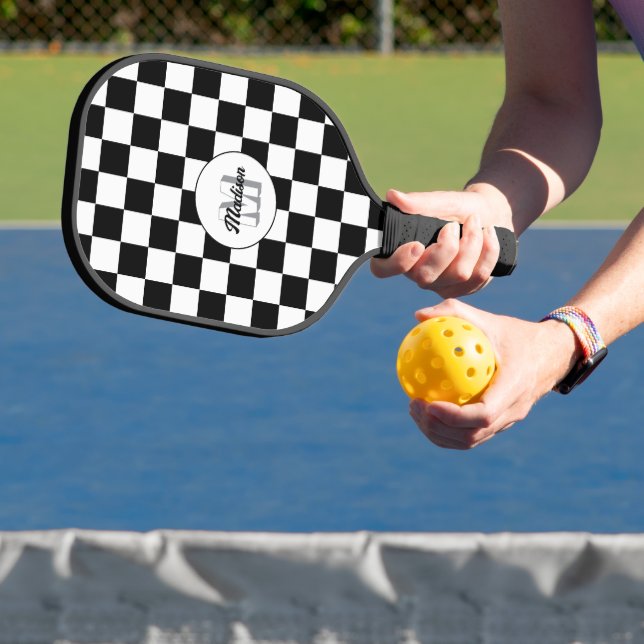 Raquette De Pickleball à damiers carré noir et blanc rétro Monogramme (Insitu)