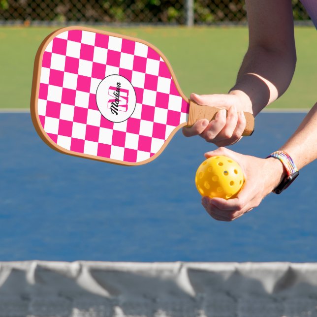 Raquette De Pickleball à damiers rose chaud blanc rétro Monogram (Insitu)